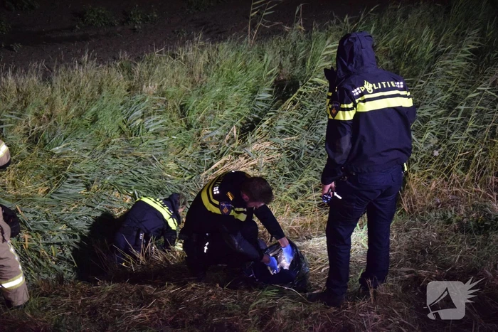Wrak aangetroffen in sloot, bestuurder verlaat plaats van ongeval