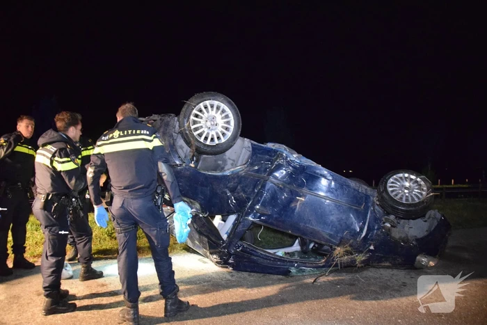 Wrak aangetroffen in sloot, bestuurder verlaat plaats van ongeval