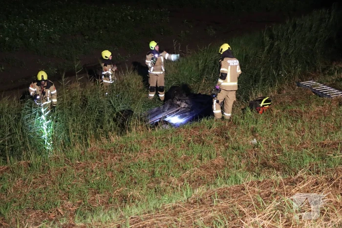 Wrak aangetroffen in sloot, bestuurder verlaat plaats van ongeval