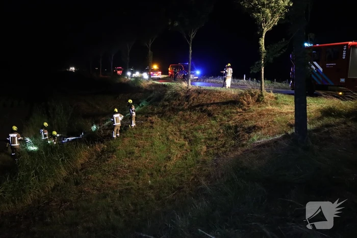 Wrak aangetroffen in sloot, bestuurder verlaat plaats van ongeval