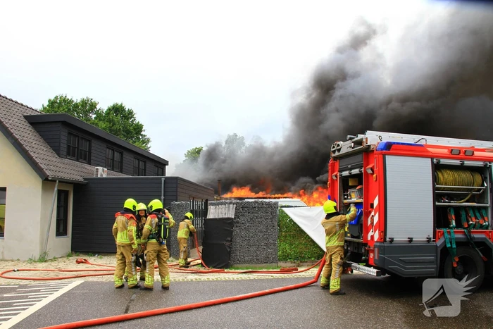Uitslaande brand zorgt voor flinke rookontwikkeling
