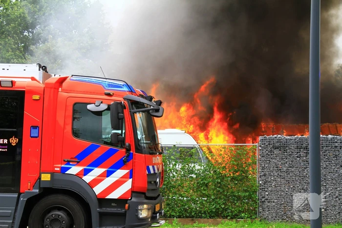 Uitslaande brand zorgt voor flinke rookontwikkeling