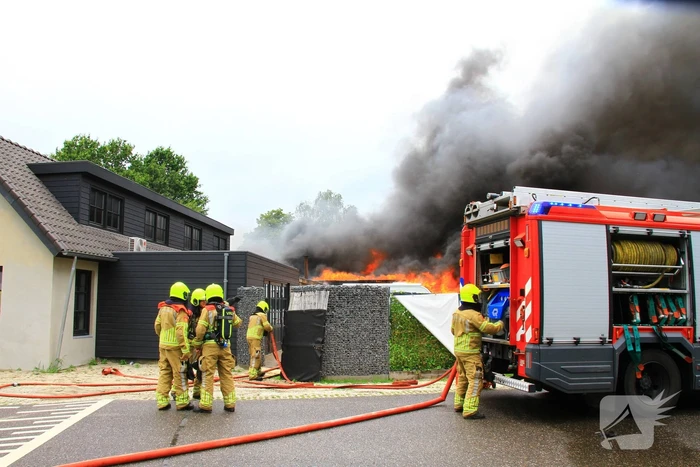 Uitslaande brand zorgt voor flinke rookontwikkeling