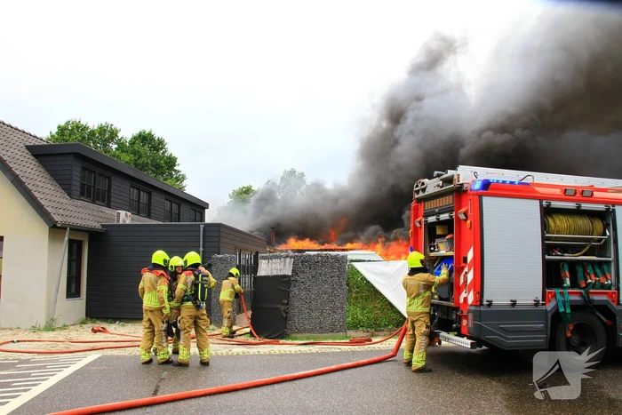 Uitslaande brand zorgt voor flinke rookontwikkeling