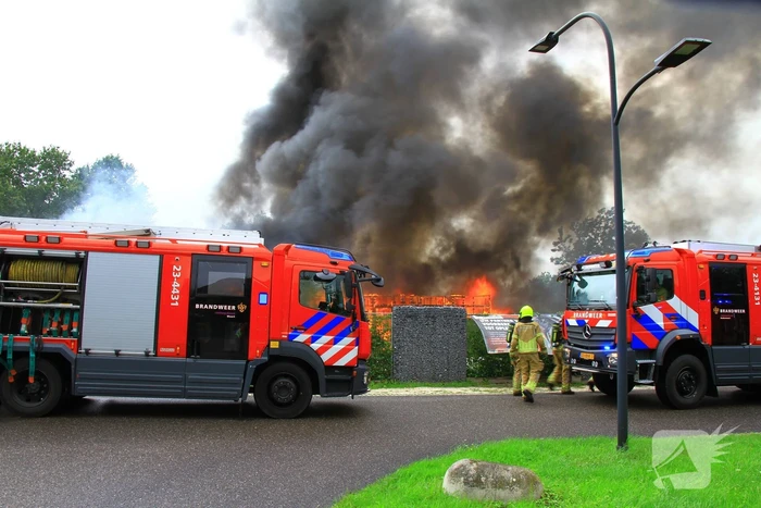 Uitslaande brand zorgt voor flinke rookontwikkeling
