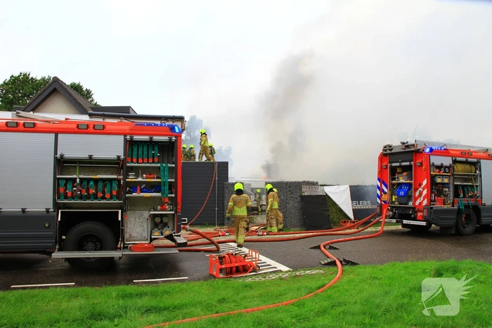 Uitslaande brand zorgt voor flinke rookontwikkeling