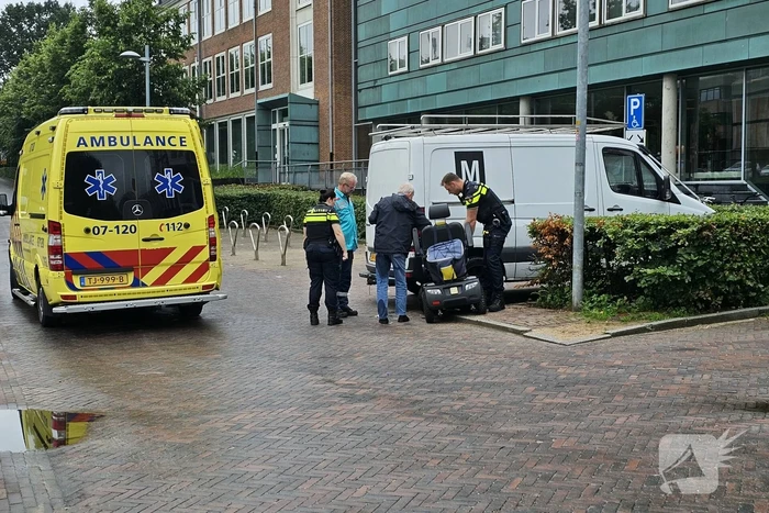 Scootmobielrijder botst tegen geparkeerde bestelbus