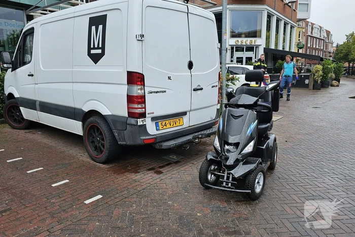 Scootmobielrijder botst tegen geparkeerde bestelbus