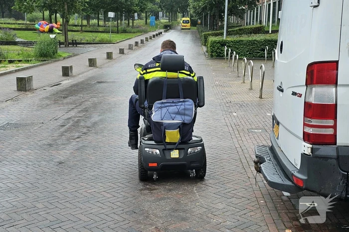 Scootmobielrijder botst tegen geparkeerde bestelbus