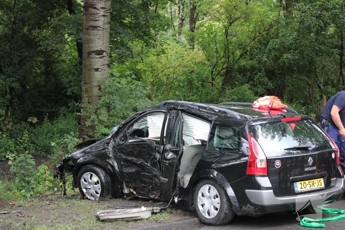Auto rijdt rechtdoor de sloot in
