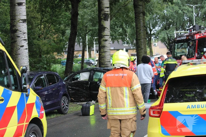 Auto rijdt rechtdoor de sloot in