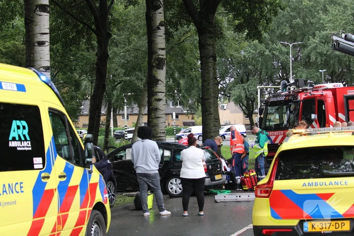 Auto rijdt rechtdoor de sloot in