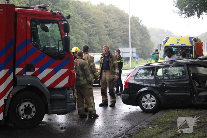 Auto rijdt rechtdoor de sloot in