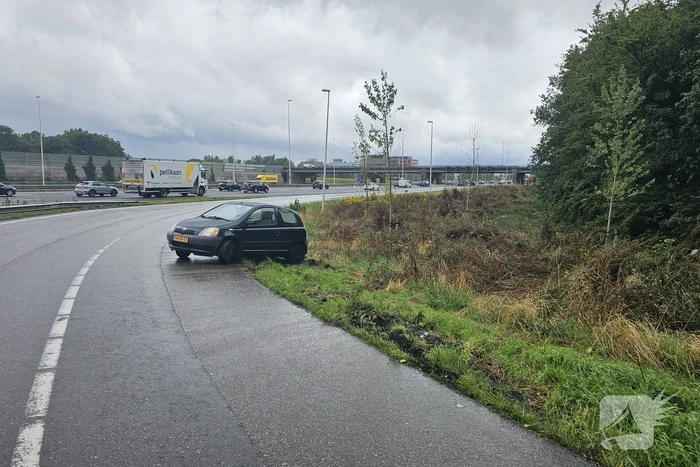 Twee auto's na elkaar geschaard in de bocht