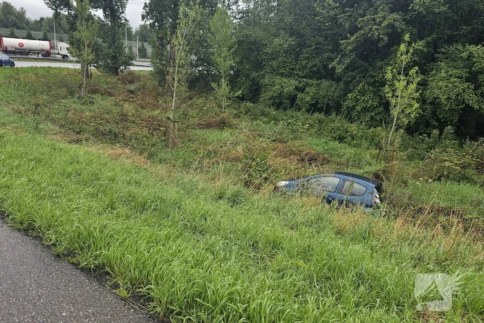 Twee auto's na elkaar geschaard in de bocht