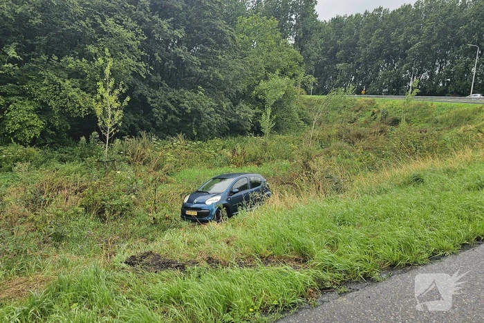 Twee auto's na elkaar geschaard in de bocht