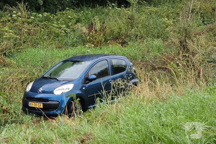 Twee auto's na elkaar geschaard in de bocht