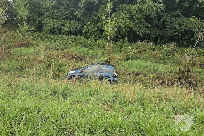 Twee auto's na elkaar geschaard in de bocht