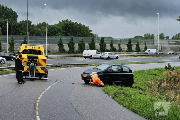 Twee auto's na elkaar geschaard in de bocht