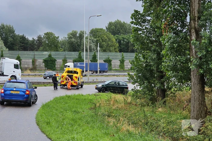 Twee auto's na elkaar geschaard in de bocht