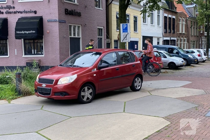 Fietser en automobilist in botsing