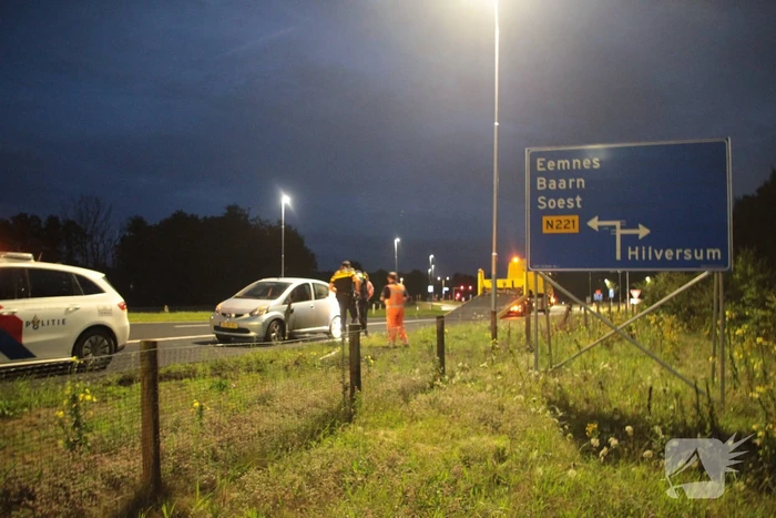 Automobilist belandt in berm na ongeval