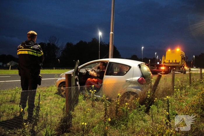 Automobilist belandt in berm na ongeval