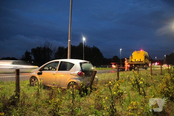 Automobilist belandt in berm na ongeval