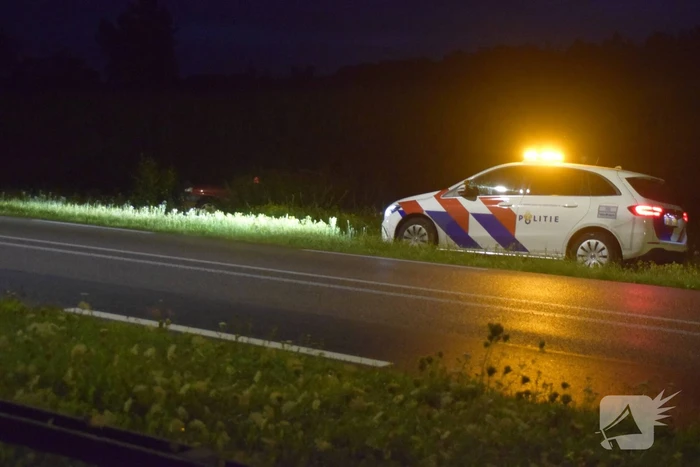 Auto belandt achterstevoren in sloot
