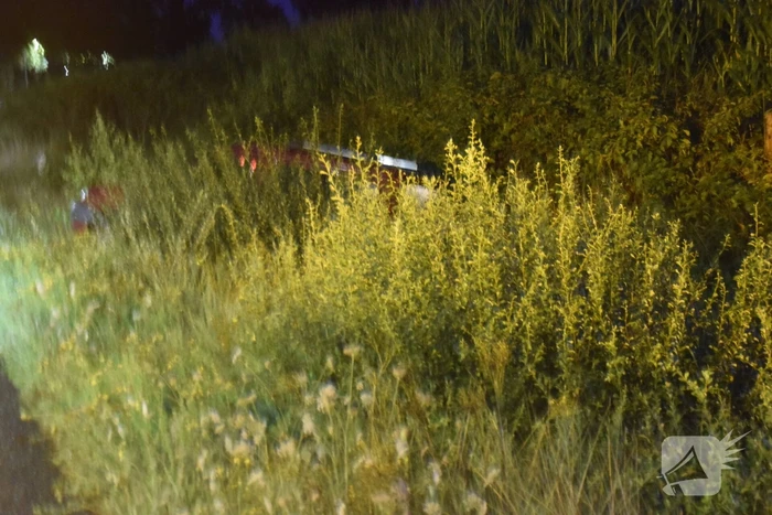 Auto belandt achterstevoren in sloot
