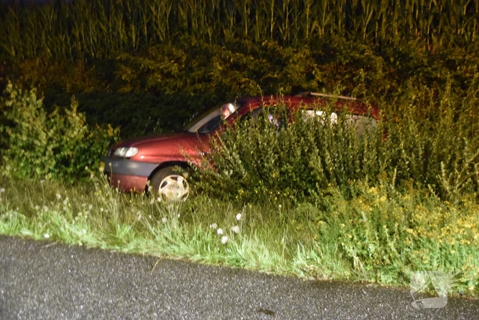 Auto belandt achterstevoren in sloot