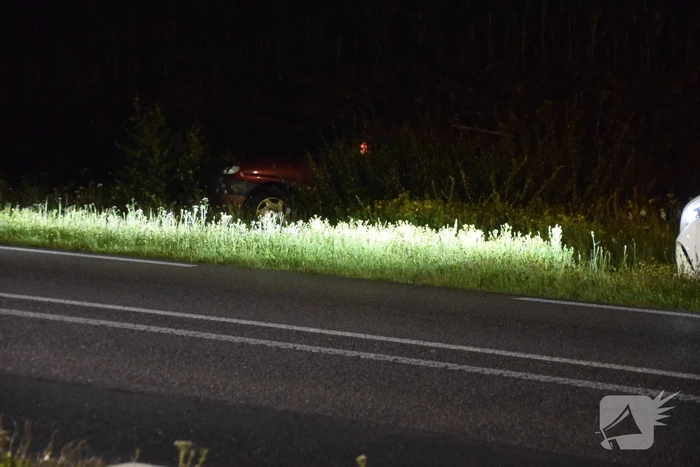 Auto belandt achterstevoren in sloot