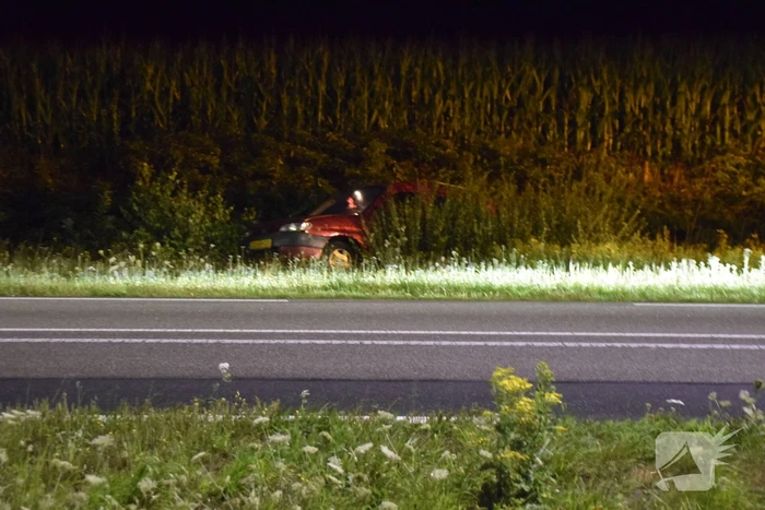 Auto belandt achterstevoren in sloot
