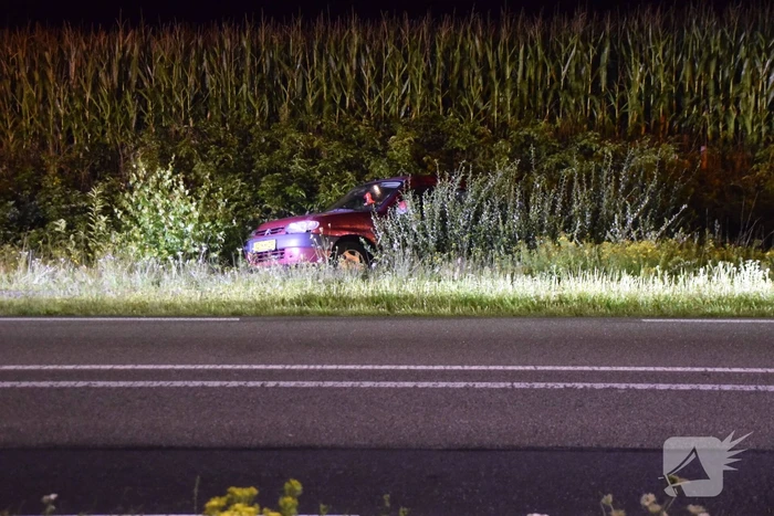 Auto belandt achterstevoren in sloot