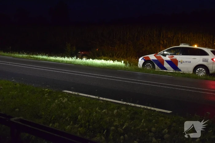 Auto belandt achterstevoren in sloot
