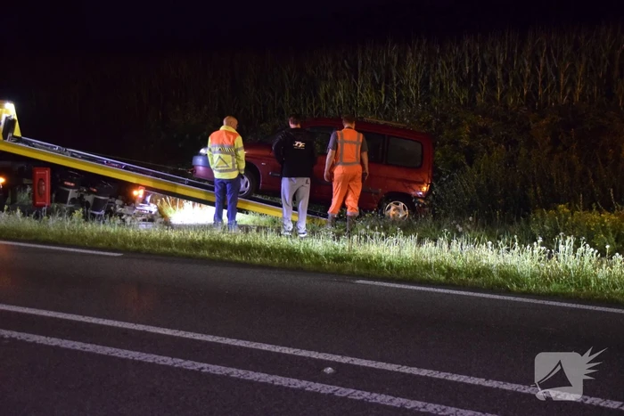 Auto belandt achterstevoren in sloot