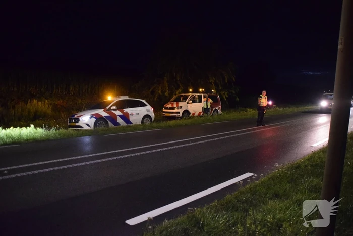 Auto belandt achterstevoren in sloot