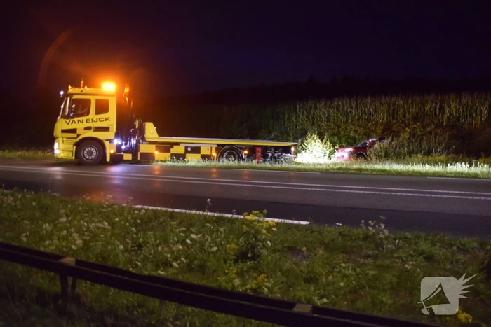 Auto belandt achterstevoren in sloot