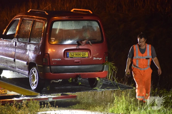 Auto belandt achterstevoren in sloot