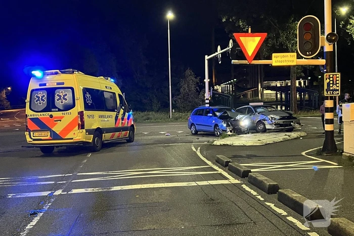 Veel schade bij botsing tussen twee auto's