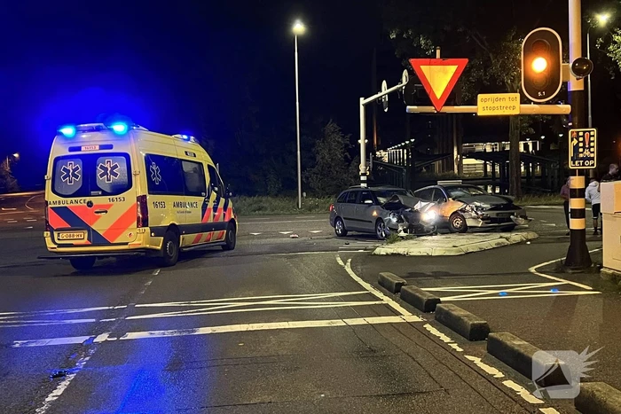 Veel schade bij botsing tussen twee auto's
