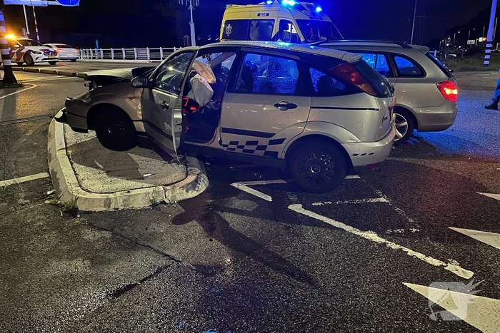 Veel schade bij botsing tussen twee auto's