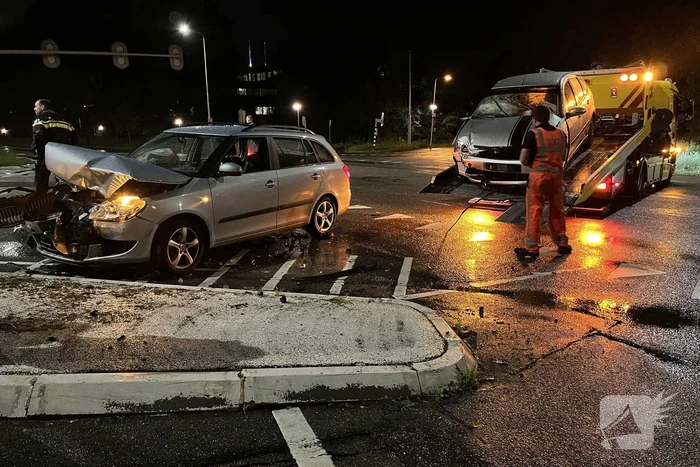Veel schade bij botsing tussen twee auto's