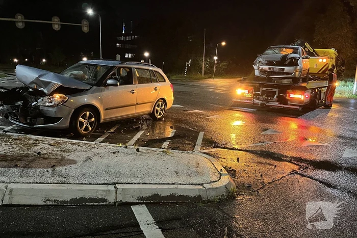 Veel schade bij botsing tussen twee auto's