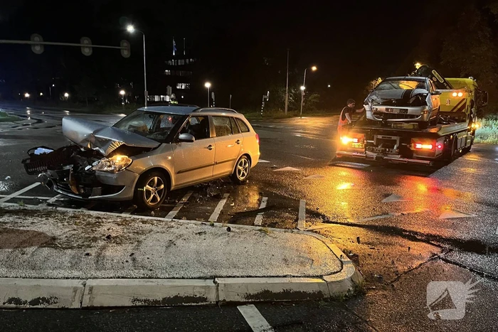 Veel schade bij botsing tussen twee auto's