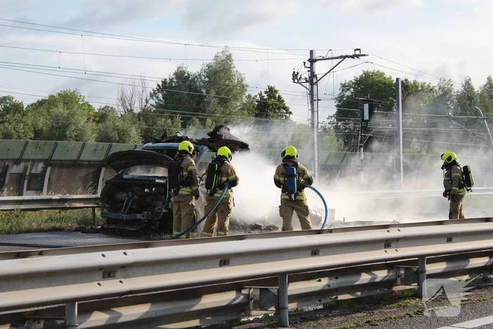 Snelweg dicht naar verwoestende voertuigbrand