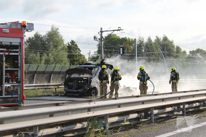 Snelweg dicht naar verwoestende voertuigbrand