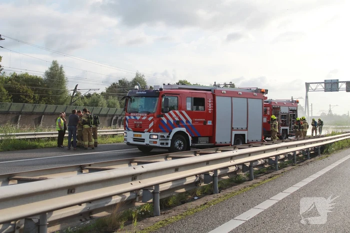 Snelweg dicht naar verwoestende voertuigbrand