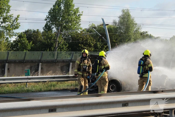 Snelweg dicht naar verwoestende voertuigbrand