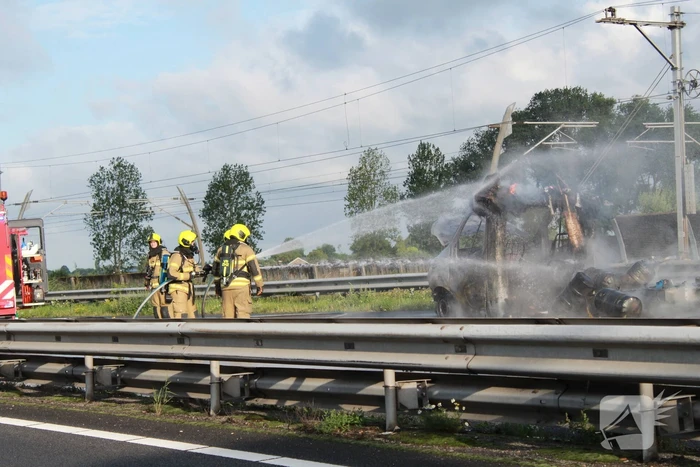 Snelweg dicht naar verwoestende voertuigbrand